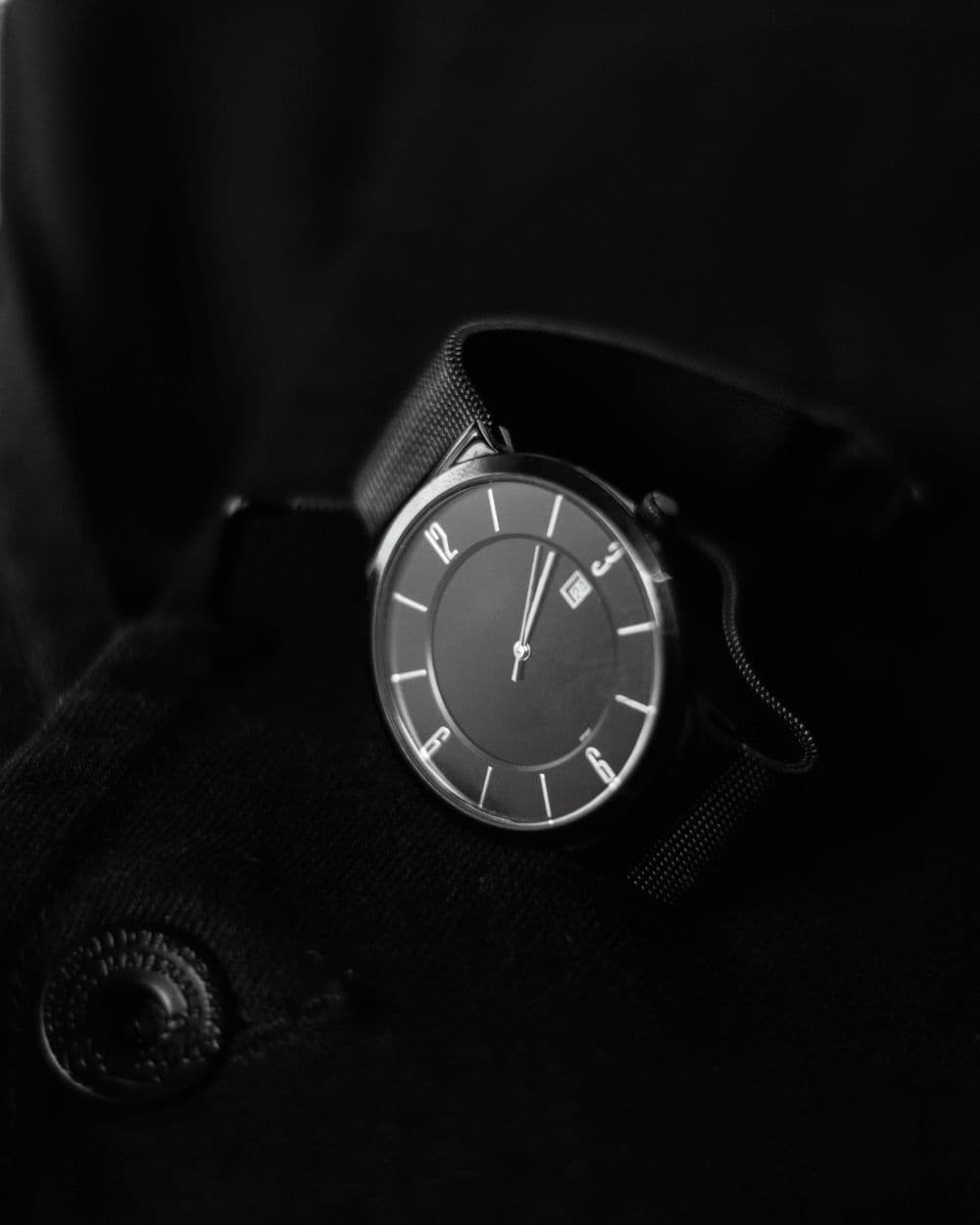 Merkloos horloge in donkere premium productfotografie